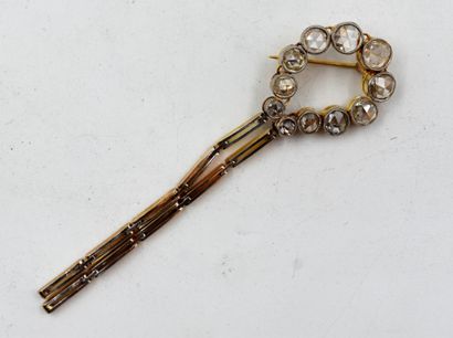 null Gold trainée brooch set with small faceted diamonds. Weight: 9.3 g.