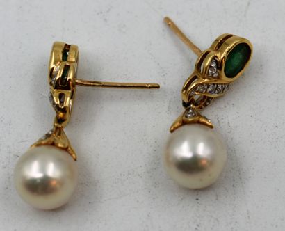 null Pair of gold, emerald and pearl dangle earrings. Weight: 4.6 g.