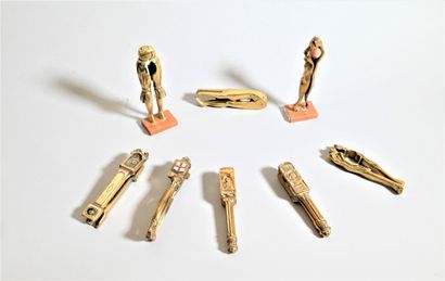 null Eight bronze nutcrackers, two Shakespeare models, a London souvenir, a clock,...