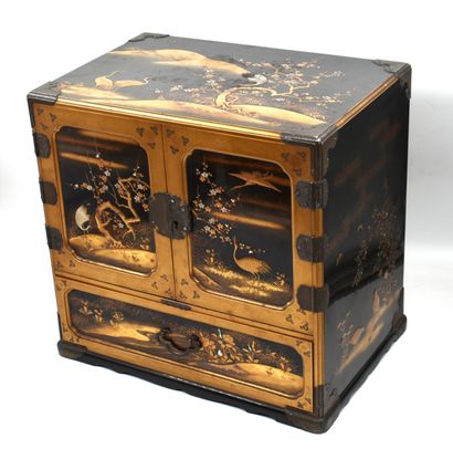 null JAPAN: SMALL Edo CABINET in Maki-e lacquer, decorated with cranes, birds, flowering...