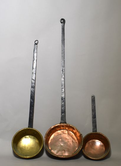 null THREE milk ladles in copper or brass. Length 43 - 75 - 90 cm
