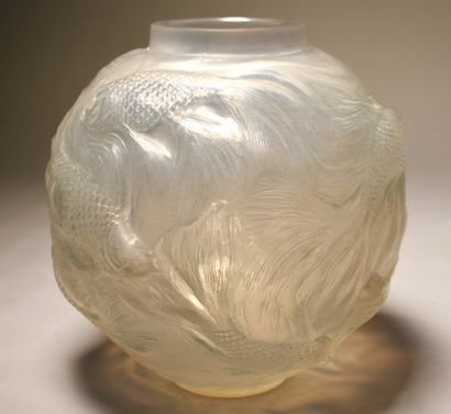 null LALIQUE France: VASE ball model "Formose" created in 1924. Proof in pressed...
