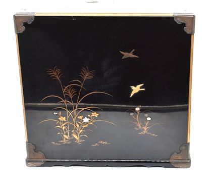 null JAPAN: SMALL Edo CABINET in Maki-e lacquer, decorated with cranes, birds, flowering...