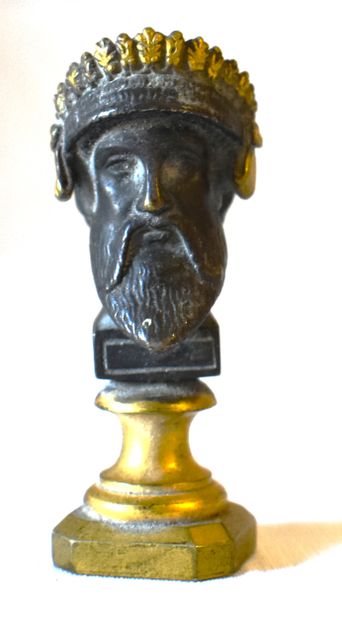 null Bronze CACHET with antique head. Height: 6.5 cm. In its original case (poor...