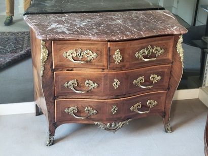 null Moveable rosewood and rosewood veneered COMMODE opening to four drawers in front...