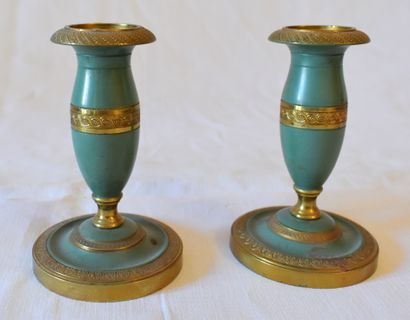 null PAIR OF SMALL CANDLES in bronze with two patinas. 19th century. Height: 12 ...