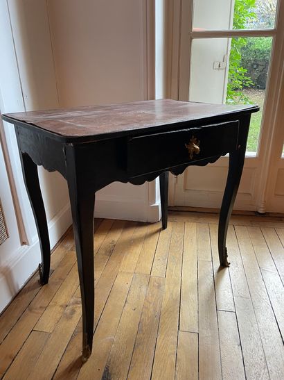 null Black painted wood cabaret table, opening to a drawer, curved legs, leather...