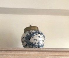 null TABAC POT in blue and white earthenware with inscription in a medallion: "Tabac...