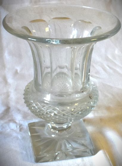 null Medici vase in cut crystal (some chips). Height: 25 cm