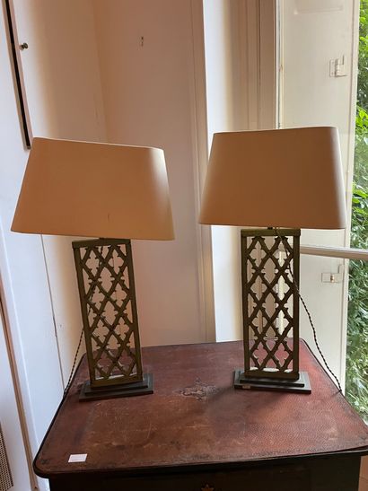 null Pair of lamp feet in openwork verdigris metal. Height: 73 cm