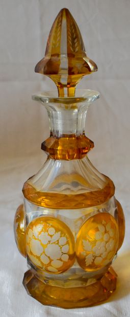 null CARAFON in yellow Bohemian crystal (some chips). Height: 30 cm