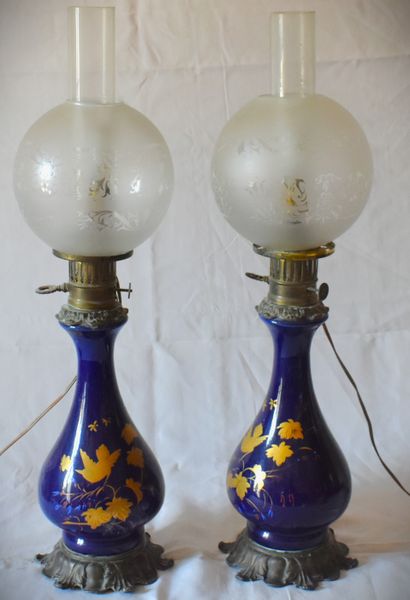 null PAIR OF blue and gold porcelain kerosene LAMPS, metal mounts. Total height 64...