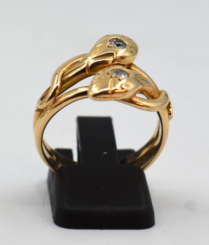null Gold snake cross ring set with two roses. Gross weight 8.9 g.