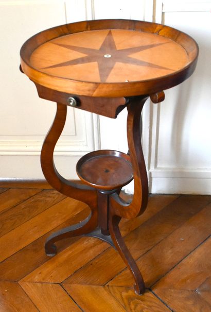 null Round tripod TRAVAILLEUSE in natural wood, top inlaid with a star. Height 68...