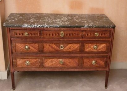 null Rectangular rosewood and rosewood veneer COMMODE, decorated with light wood...