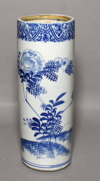 null Blue and white Chinese porcelain scroll VASE with plant decoration (defects)....