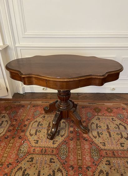 null Veneered GUERIDON with curved top on four legs (small accidents). 19th century....