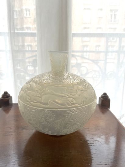  RENE LALIQUE (1860-1945) : Vase « Lièvres », modèle créé en 1923, en verre soufflé... Gazette Drouot