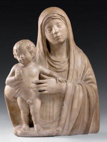 null Haut relief en marbre blanc: Vierge à l'Enfant. La Vierge en buste, vêtue d'une...