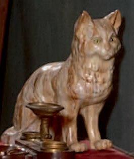 null Statuette de chat assis en grès émaillé à glaçure marron et beige sur fond clair....