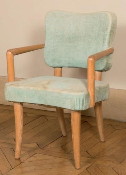 Jean Royère (1902-1981) Deux fauteuils en frêne, à dossier trèfle, pieds fuselés...