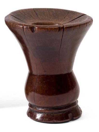 null Petit mortier en forme de vase, en bois tropical à belle patine brune. Fentes...