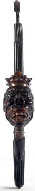 null Pipe à tête grotesque en racine de bruyère sculptée d'une tête d'africain couronné....