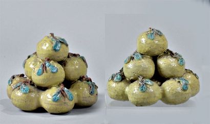 null Paire de pyramides de fruits émaillés jaune et turquoise. Chine, XIXe siècle....