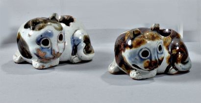 null Deux godets de lettré en porcelaine émaillée bleu, manganèse et blanc en forme...