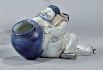 null Lidaïbe (poète ivre) en porcelaine bleu et blanc. Chine, XIXe siècle. Long....