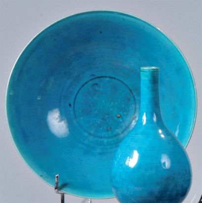 null Coupe en biscuit émaillé turquoise. Chine, époque Kangxi, XVIIe-XVIIIe siècle....