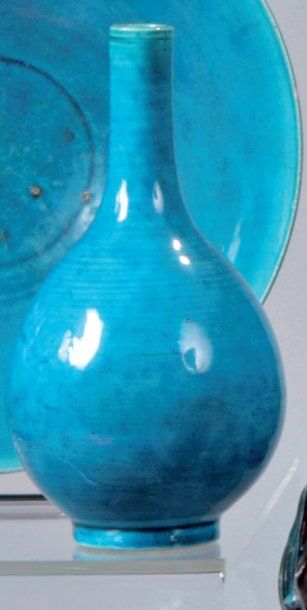 null Petit vase en biscuit émaillé turquoise. Chine, XVIIe-XVIIIe siècle. Haut. 16...