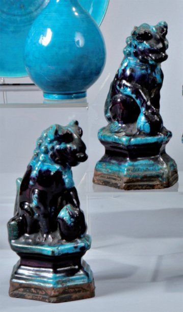 null Paire de lions assis en céramique émaillée bleu turquoise. Chine, époque Ming....