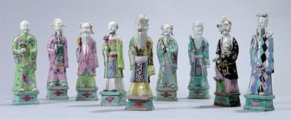 null Ensemble de neuf statuettes en porcelaine avec émaux de la famille rose à décor...