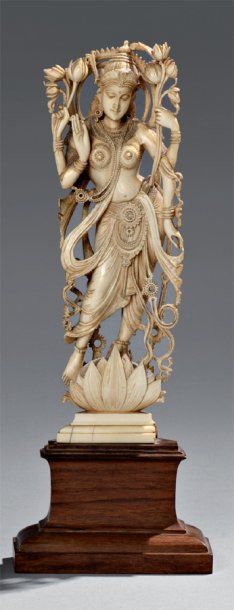 null Sujet en ivoire finement ciselé représentant une Laksmi tenant des fleurs de...