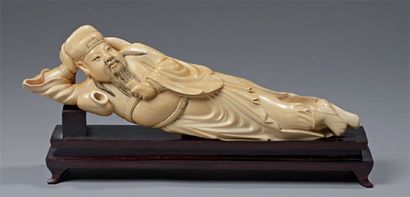 null Lidaïbe en ivoire de belle patine représentant un sage taoïste allongé, buvant...