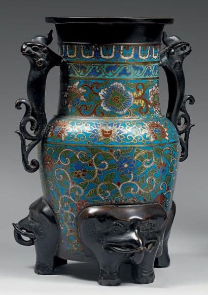 null Vase tripode en bronze et émaux champlevés à décor polychromes sur fond bleu...