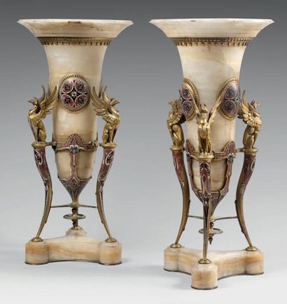 F. BARBEDIENNE Paire de vases cornet en albâtre rubané à riche monture en bronze...