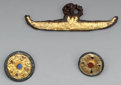 null Deux fibules de forme ronde en bronze. France, époque mérovingienne, VIe siècle,...