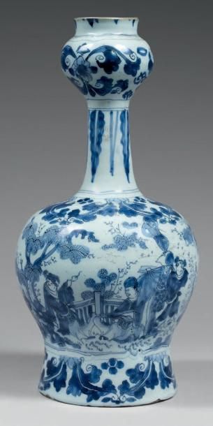 DELFT Vase à double renflement à décor en camaïeu bleu de Chinois dans des paysages...