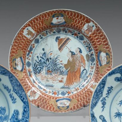 CHINE Assiette à potage à décor bleu, rouge et or dit Imari, aux dames au parasol...