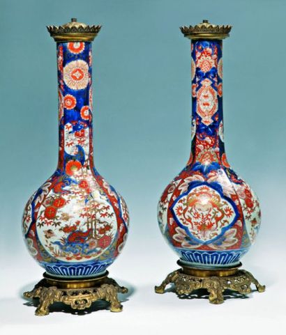 null Paire de vases ovoïdes en porcelaine Imari bleu, rouge et or, à décor dans des...