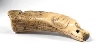 null Sifflet de berger en os sculpté d'une tête de chien. XIXe siècle. Long. 6,5...