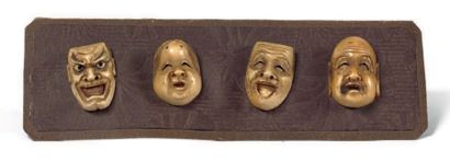 null Série de quatre boutons de veste en ivoire figurant des masques japonais, montés...