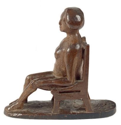 null Statuette en noyer sculpté d'une femme nue assise sur une chaise. Circa Haut....