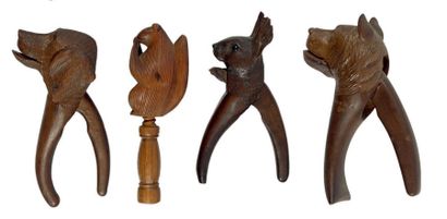 null Quatre casse-noisettes en bois sculpté comprenant: une tête d'écureuil, un écureuil,...