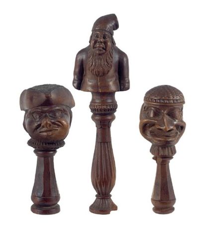 null Trois casse-noisettes en bois sculpté de têtes grotesques. Forêt-Noire. XIXe-XXe...