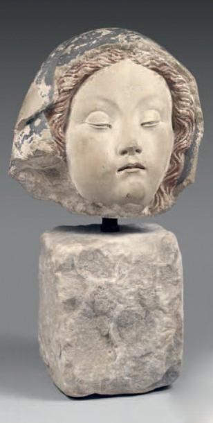 null [JUMIEGES] Tête de Vierge byzantine en pierre calcaire, coiffe et cheveux polychromes....