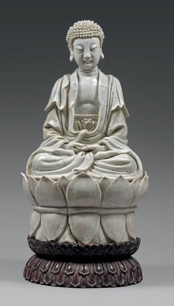 null Important sujet en porcelaine blanc-de- Chine, représentant le Bouddha assis...