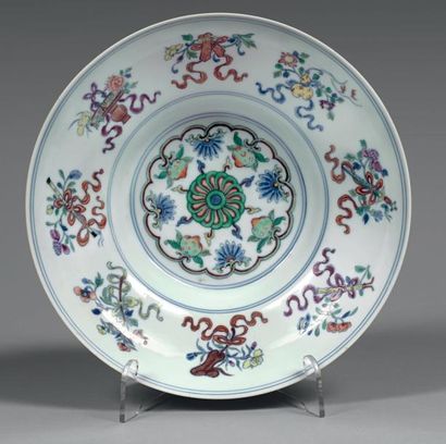 null Coupe en porcelaine et émaux Doucai, à fond resserré et large ouverture, l'intérieur...